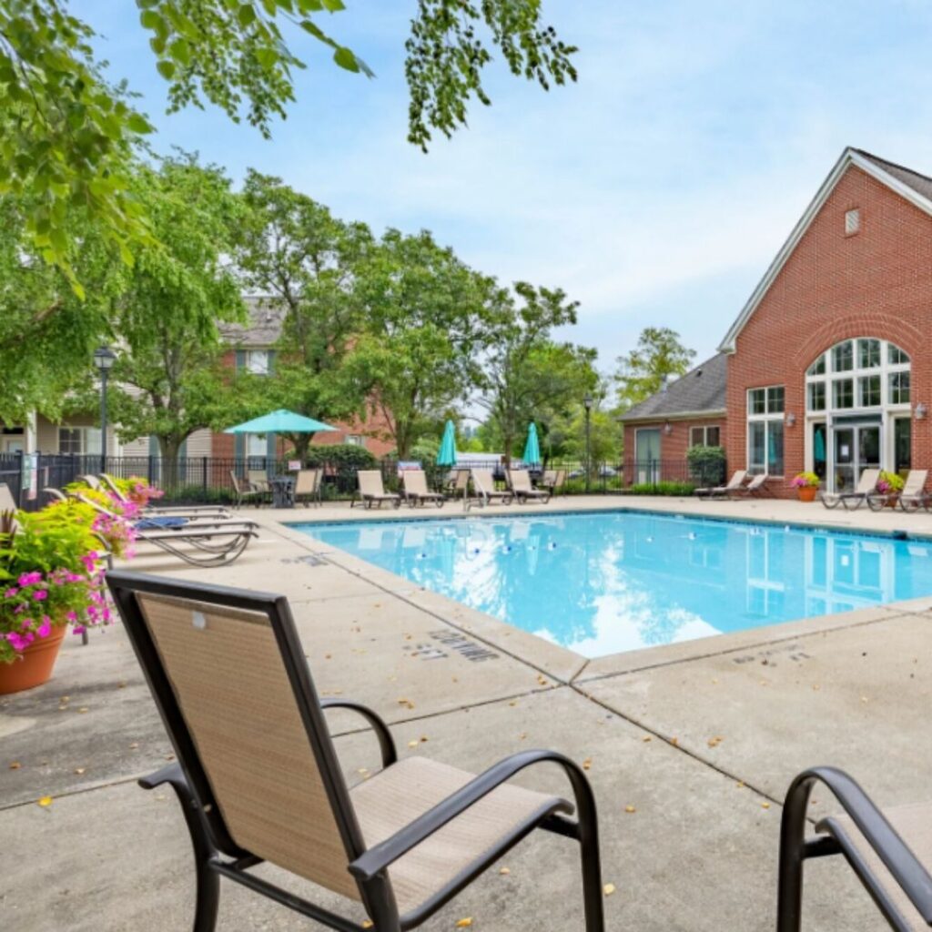 Apartment with swimming pool